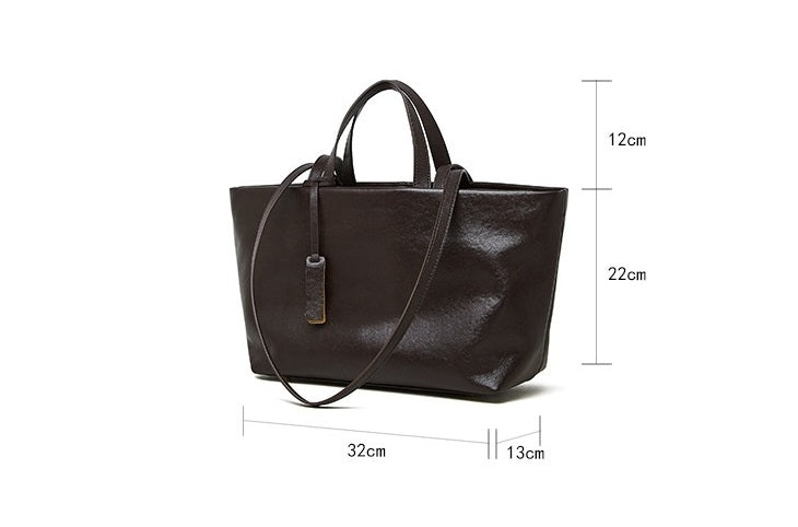 Black handbag with measurements on a white background